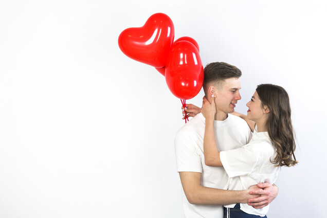 young-couple-with-red-heart-balloons-hugging.jpg