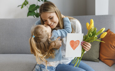 daughter-with-bouquet-flowers-postcard-congratulates-mom.jpg