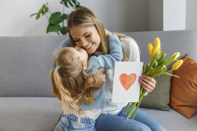 daughter-with-bouquet-flowers-postcard-congratulates-mom.jpg